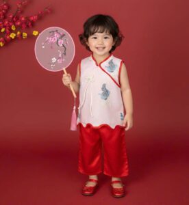 bé gái mặc đồ trung thuh áo hồng