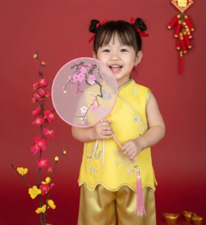 bé gái mặc sét quần áo tết trung thu