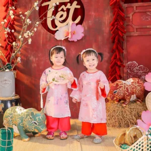 2 bé gái mặc áo dài vân đình trúc